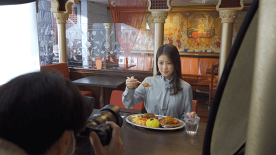 カレーを目の前に迫真の「食べたいのに…！」の画像